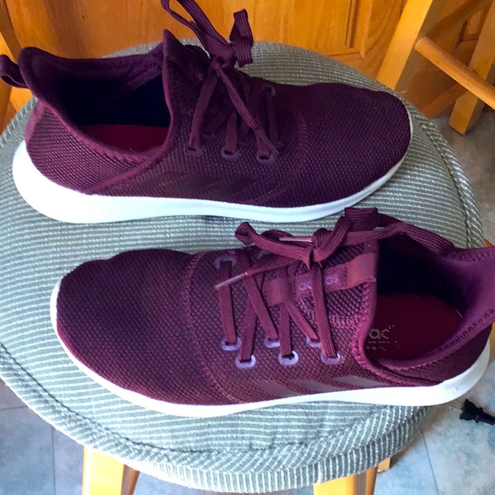 *Donated* AdidasCloudform size 7 maroon women’s sneakers 👟 - Picture 3 of 6